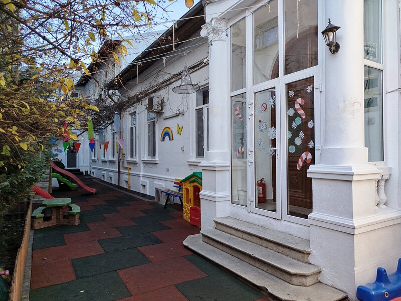 Armeneasca Unica libera spatiu mare si parcare vila cu prestanta